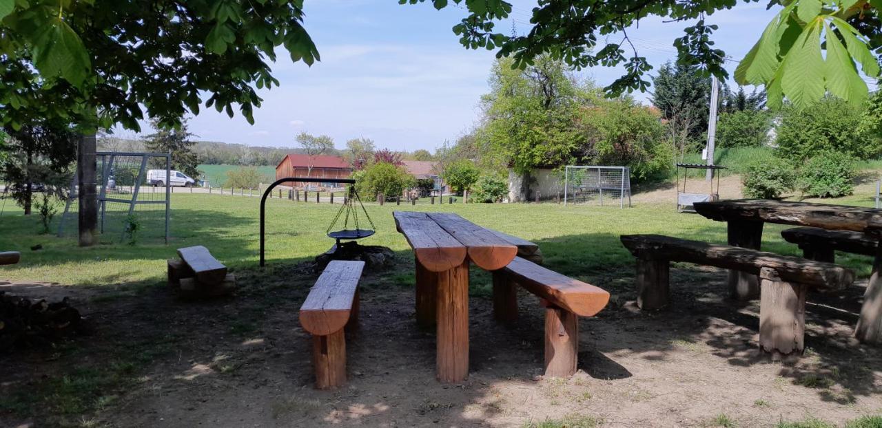 Ubytovani Na Sklepe U Prochazku Pouzdrany Buitenkant foto